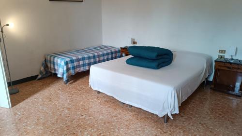 una camera da letto con un letto bianco con un cuscino blu di Il Meglio al Minimo a Lecco