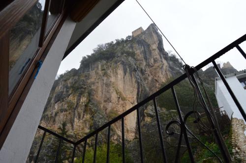 d'un balcon offrant une vue sur la montagne. dans l'établissement Vivienda Rural El Peñón de Los Primillas, à La Iruela