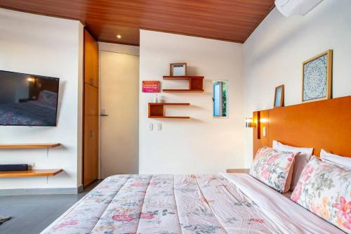 een slaapkamer met een groot bed met een houten hoofdeinde bij Glamping Luxury vista infinita y Jaccuzi en Sangil in San Gil