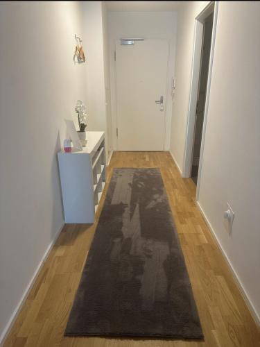 un pasillo con una alfombra negra y una puerta blanca en Stylish & Modern Apt - Heart of Stuttgart, en Stuttgart
