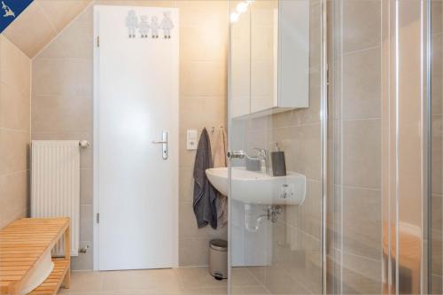 a small bathroom with a sink and a shower at Ferienanlage Seeblick Aquamarin in Ostseebad Koserow