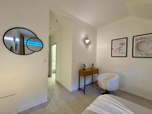 une chambre avec un lit, un miroir et un lavabo dans l'établissement Suite Azure - Check in h24 - Wifi, à Lyon