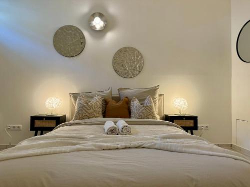 - une chambre avec un grand lit et 2 chaussons dans l'établissement Suite Azure - Check in h24 - Wifi, à Lyon