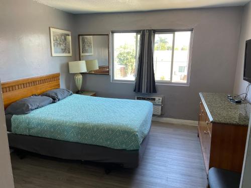 a bedroom with a bed and a window at Valley Motel El Cajon San Diego in El Cajon