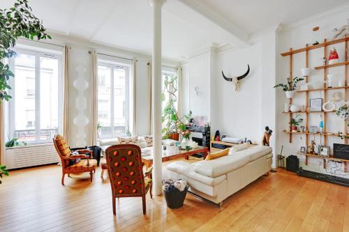 - un salon avec un canapé blanc et des chaises dans l'établissement Very nice apartment Atypical 6 People, à Paris
