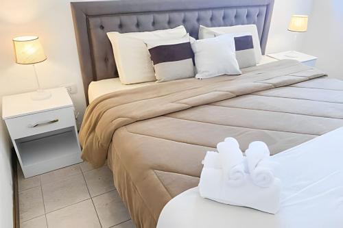 a bedroom with a large bed with white pillows at Tango Apartment, p/ 4 personas, con cochera. in Salta