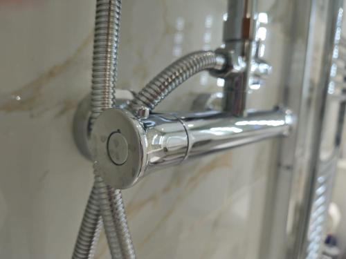 a metal door handle on a shower stall at Modern En-suite Doubles in Boston Town Spacious & Contemporary Rooms in Boston