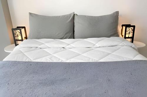 En eller flere senge i et værelse på Zulú Loft, en el centro de Salta, p/ 2 personas.