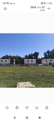 deux images d'un champ avec des bâtiments en arrière-plan dans l'établissement Dar chrfaa, à Al Hachlaf