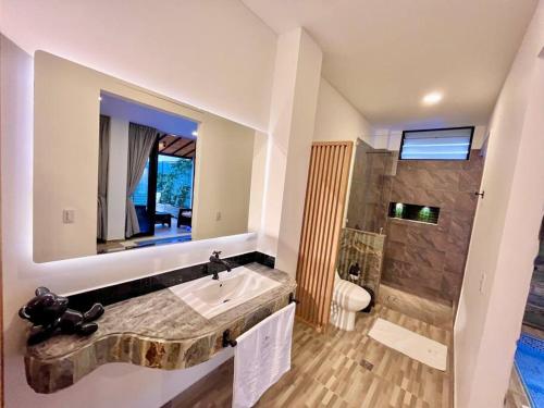 Et badeværelse på Glamping con jacuzzi y terraza amplia en San Gil