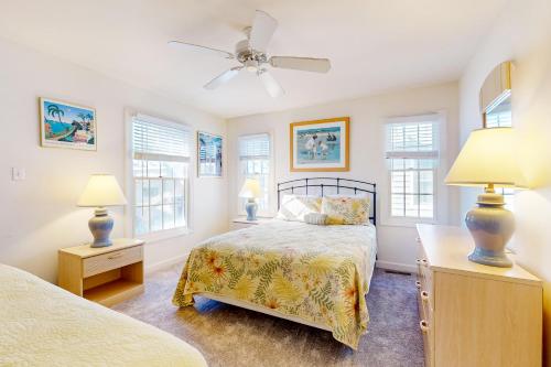 1 dormitorio con 2 camas y 2 lámparas y ventanas en Town of Bethany Beach - 4 Connor Ln, en Bethany Beach