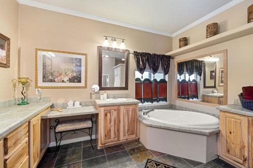 ein Badezimmer mit einer Badewanne, einem Waschbecken und einer Badewanne in der Unterkunft Feather House | The Lost Sierra Ranch in Graeagle