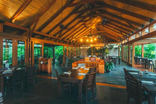 Un restaurante u otro lugar para comer en Amor Arenal Adults Friendly