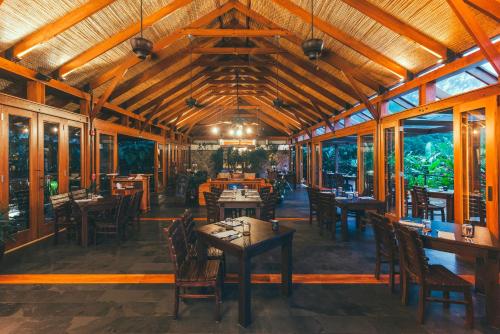 Un restaurante u otro lugar para comer en Amor Arenal Adults Friendly