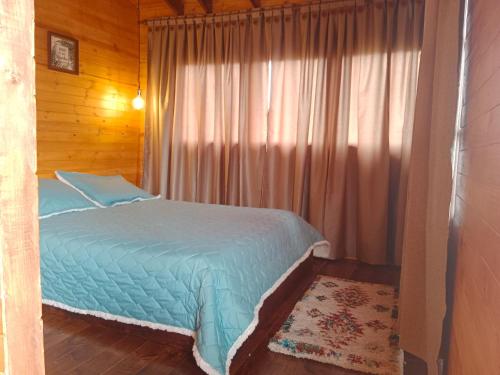 En eller flere senge i et værelse på Cabañas Paraíso Escondido Neusa