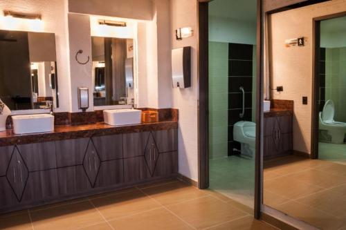 een badkamer met 2 wastafels en een toilet bij Isa Victory Hotel Boutique in Armenia