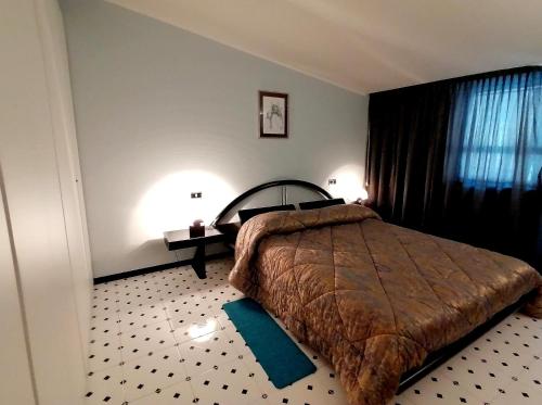 een slaapkamer met een groot bed in een kamer bij Attico D'Andrea in Pratola Peligna