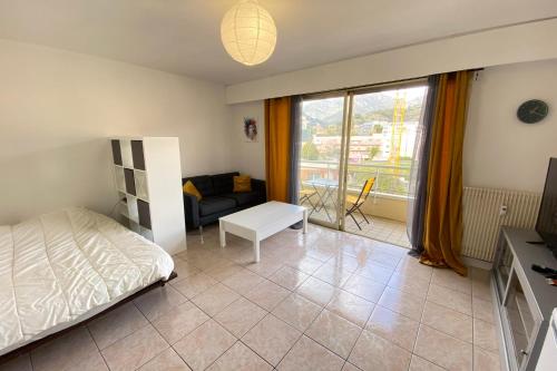 um quarto com uma cama e uma sala de estar em 06BQ Studio close to the beach em Roquebrune-Cap-Martin