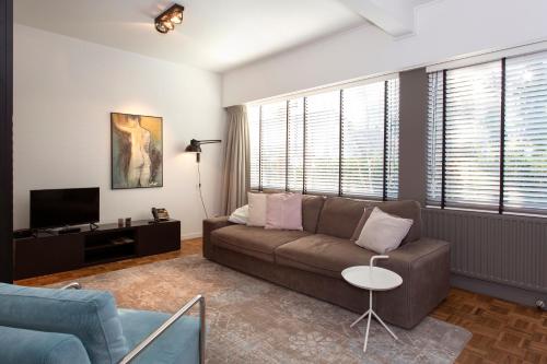 a living room with a couch and a tv at Restaurant-Hotel de Watergeus in Noorden