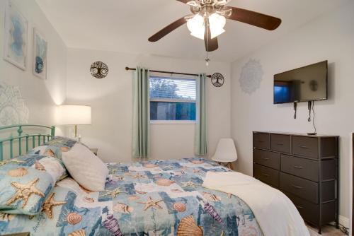 1 dormitorio con 1 cama y ventilador de techo en Largo Vacation Rental 5 Mi to Clearwater Beach! en Largo