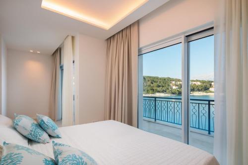 Ένα ή περισσότερα κρεβάτια σε δωμάτιο στο Luxury Villa Bohemian 1 heated pool near sea