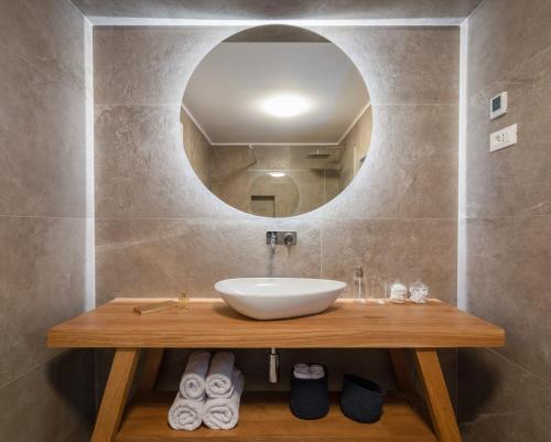 W łazience znajduje się umywalka i lustro. w obiekcie Beautiful Villa Schola with pool w mieście Trsteno