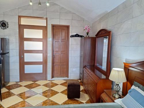 ein Schlafzimmer mit einer Tür und einem karierten Boden in der Unterkunft Bonita casa chica con amplio patio in Coatepec