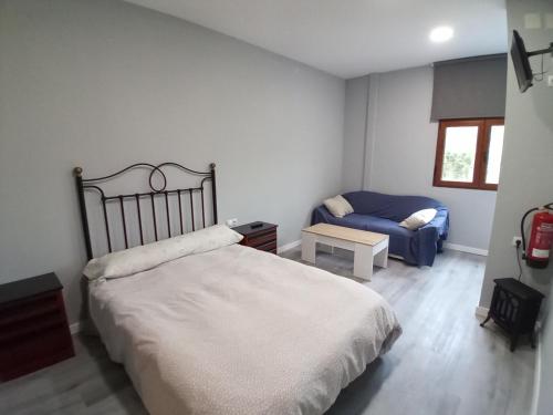 Tempat tidur dalam kamar di Estudios El Puntual de Romillo