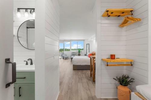 パナマ・シティ・ビーチにあるTop of the Gulf 622 Beach Front Resort Condo RENOVATED LIKE NEWのバスルーム(シンク付)、ベッドルーム(ベッド1台付)