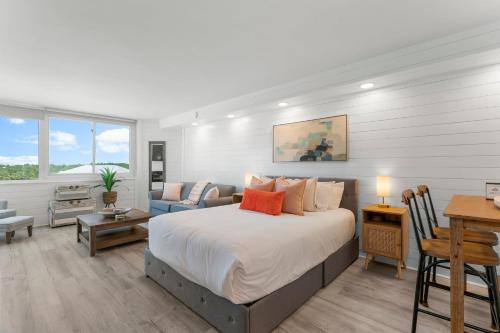 パナマ・シティ・ビーチにあるTop of the Gulf 622 Beach Front Resort Condo RENOVATED LIKE NEWのベッドルーム1室(ベッド1台付)、リビングルームが備わります。