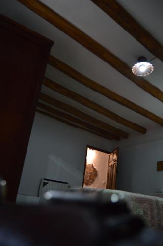 Zimmer mit einer Decke und Holzbalken in der Unterkunft Vivienda Rural El Peñón de Los Primillas in La Iruela