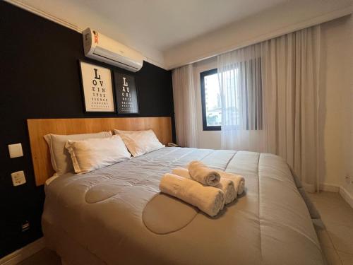 una camera da letto con un letto e un asciugamano sopra di Hotel M Privilege Moema São Paulo a San Paolo