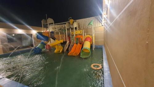 - une piscine avec un parc aquatique et une aire de jeux dans l'établissement شاليهات طيف البحر العاب مائية للأطفال, à Ad Darb