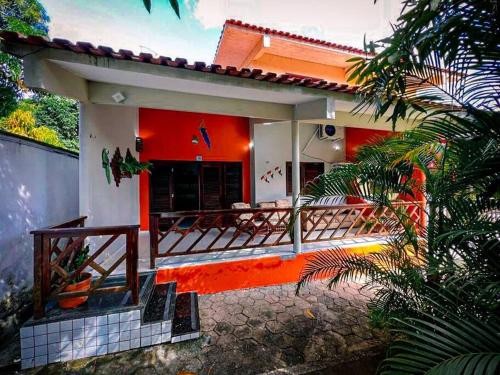 una piccola casa con un rosso e un bianco di Casa Munzuá a Barreirinhas