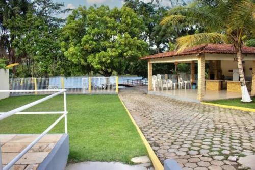 una casa con un padiglione e un prato di Casa Munzuá a Barreirinhas