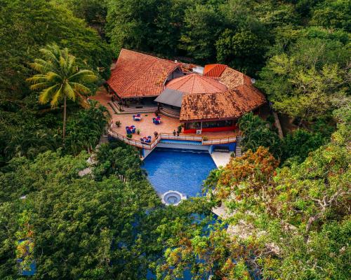 Cette chambre offre une vue sur une maison dotée d'une piscine. dans l'établissement Papagayo Golden Palms Beachfront Hotel, à Culebra
