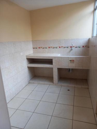 a bathroom with a sink and a tiled floor at Alquiler de minidepartamento in Lima