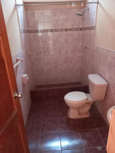 a bathroom with a toilet and a shower at Alquiler de minidepartamento in Lima