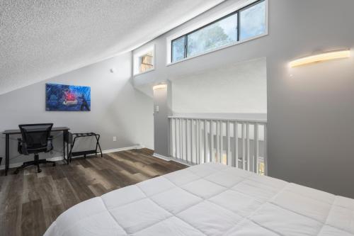Postel nebo postele na pokoji v ubytování KING BED Well-Located Cozy Townhouse Retreat