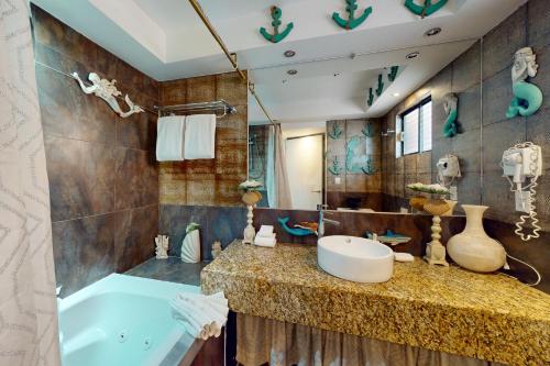 a bathroom with a tub and a sink at Villas Tropical 11 in Cancún