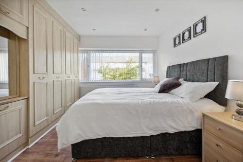 sypialnia z dużym łóżkiem i oknem w obiekcie house in Heald Green village w Manchesterze