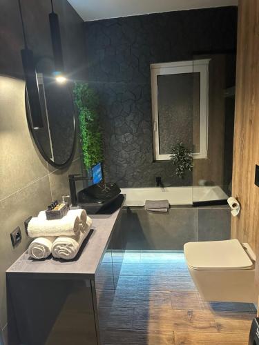 een badkamer met een bad, een wastafel en een toilet bij Glovers Apartaments 1 in Niemcz