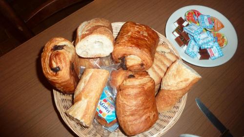 un piatto di pane e pasticcini su un tavolo di Le Bel Air a Mions