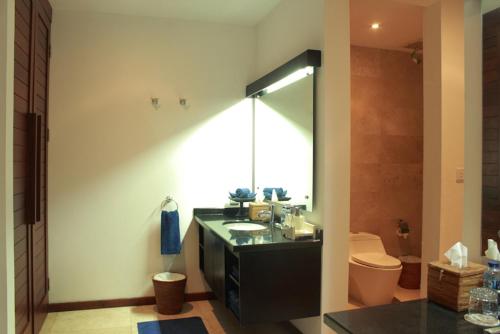 a bathroom with a sink and a toilet at Villa The Jiwa in Tanjung
