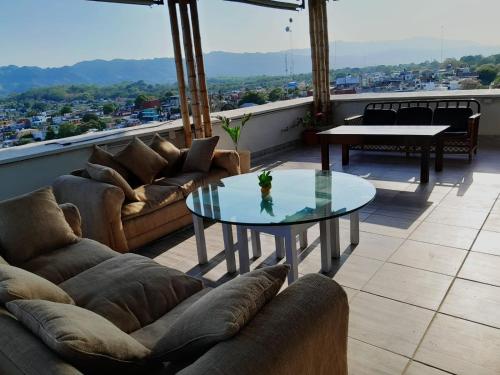 sala de estar con sofás y mesa de cristal en HOTEL WAYAK, en Palenque