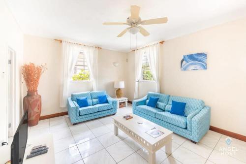 Khu vực ghế ngồi tại 2-Story Townhome with Private Pool, Ideal for Group!