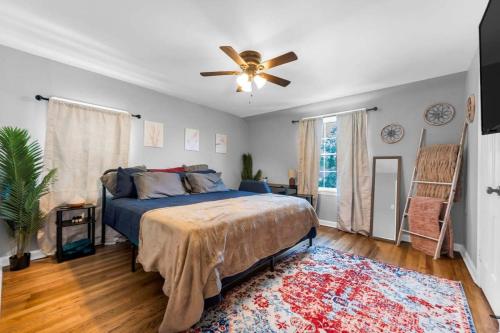 een slaapkamer met een bed en een plafondventilator bij Renovated Brooklyn Townhome 9 Miles from Downtown in Brooklyn