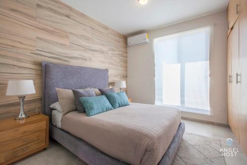 - une chambre avec un grand lit et une fenêtre dans l'établissement New Townhome with Private Patio, Parking & Pool Onsite, à La Paz