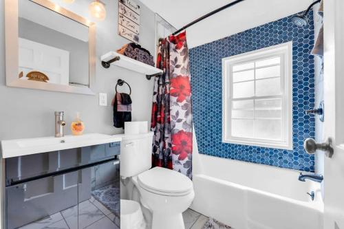 een badkamer met een toilet, een wastafel en een douche bij Renovated Brooklyn Townhome 9 Miles from Downtown in Brooklyn