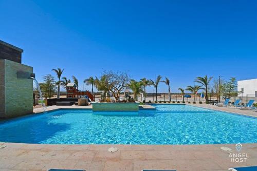 Πισίνα στο ή κοντά στο Stylish Townhome with Pool, Patio, and Secure Parking